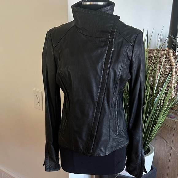 Danier Jackets & Blazers - Danier Leather - Women's Black Leather Asymmetrical Zip Up Jacket - Medium